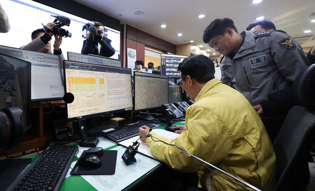 무전으로 경찰 격려하는 김민석 총리