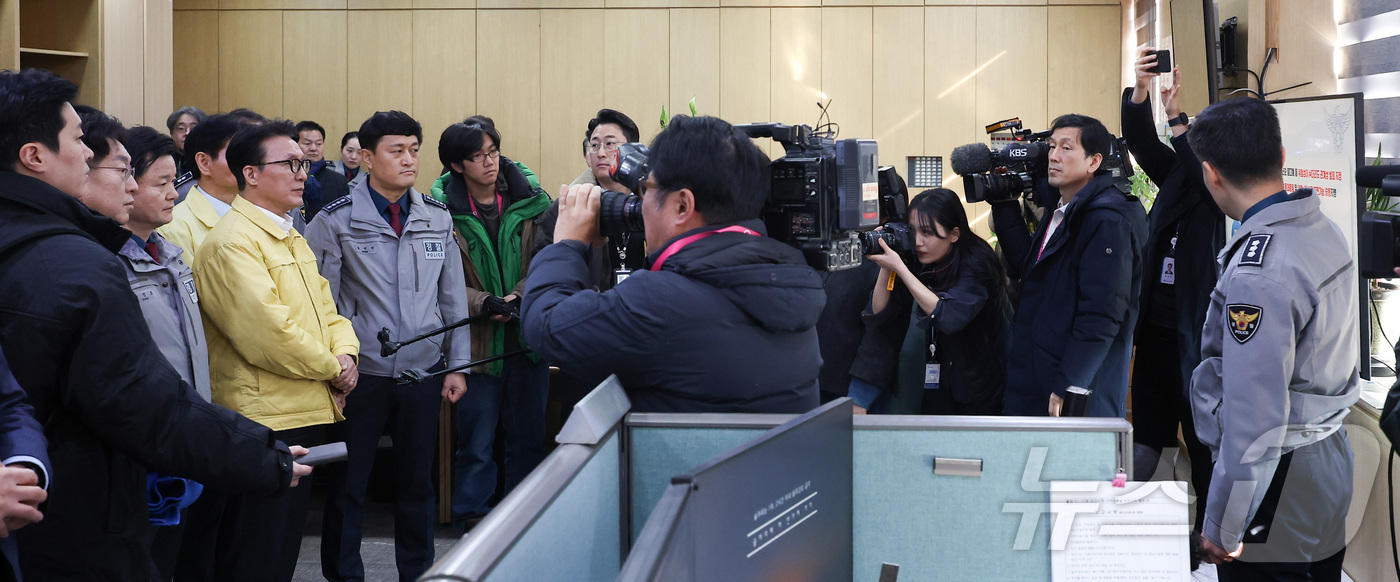 (서울=뉴스1) 김명섭 기자 = 김민석 국무총리가 31일 서울 양천경찰서 112상황실에서 연말연시 치안 현황을 점검하고 있다. (공동취재) 2025.12.31/뉴스1