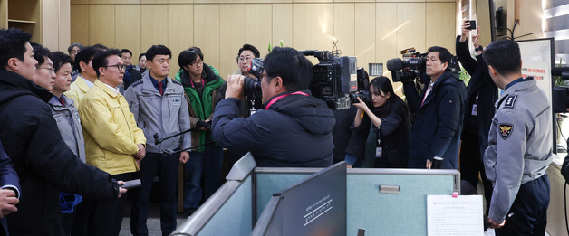 김민석 총리, 양천경찰서 112상황실 방문
