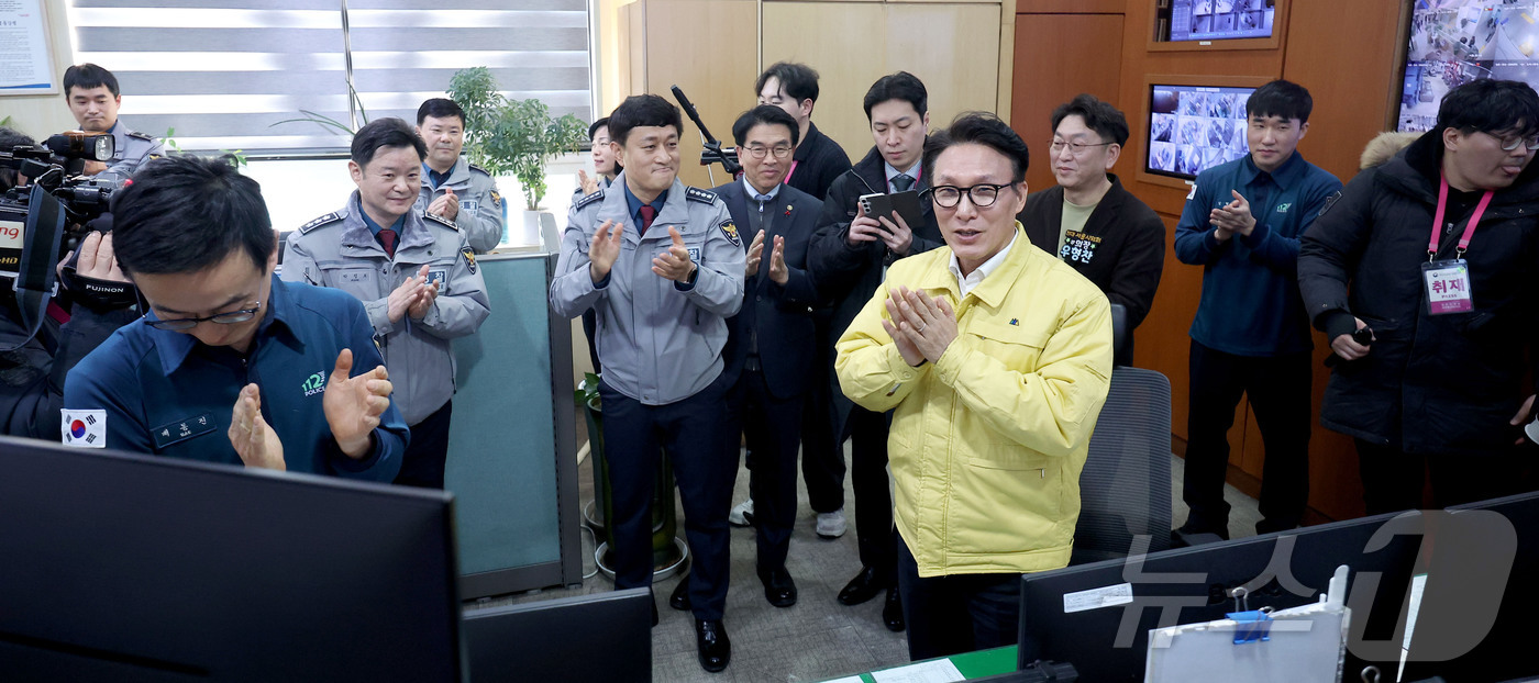(서울=뉴스1) 김명섭 기자 = 김민석 국무총리가 31일 서울 양천경찰서 112상황실에서 연말연시 치안 현황을 점검하며 직원들을 격려하고 있다. (공동취재) 2025.12.31/뉴 …