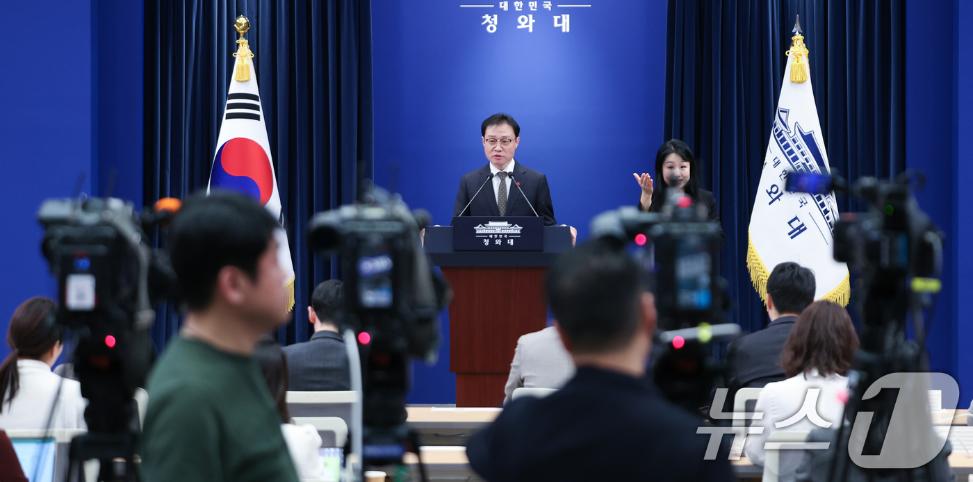 (서울=뉴스1) 허경 기자 = 이규연 홍보소통수석이 31일 청와대 춘추관에서 KTV 생중계 확대 관련 브리핑을 하고 있다. 2025.12.31/뉴스1