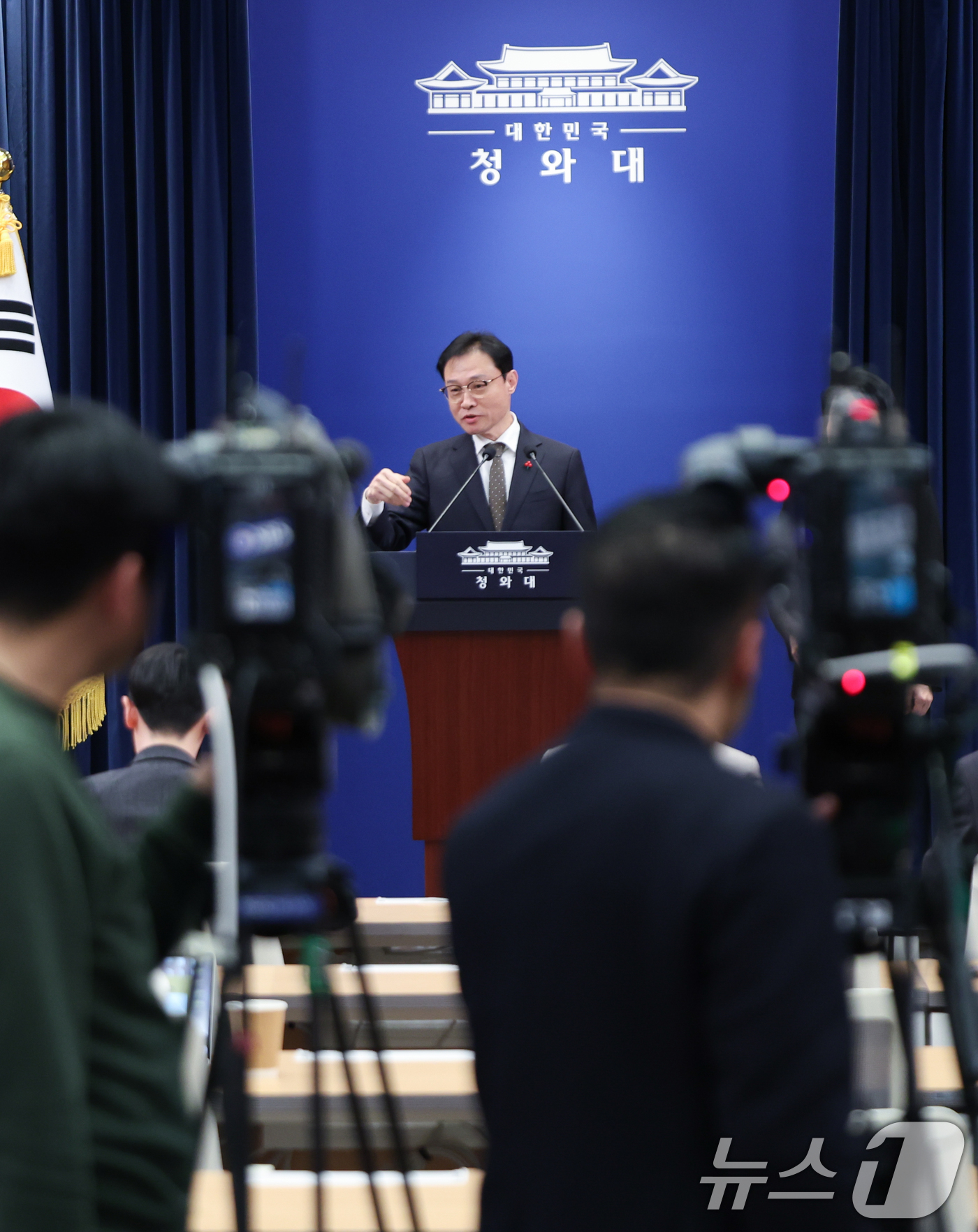 (서울=뉴스1) 허경 기자 = 이규연 홍보소통수석이 31일 청와대 춘추관에서 KTV 생중계 확대 관련 브리핑을 하고 있다. 2025.12.31/뉴스1