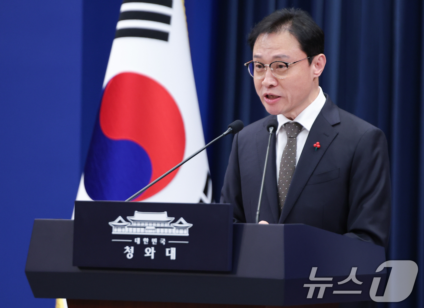 (서울=뉴스1) 허경 기자 = 이규연 홍보소통수석이 31일 청와대 춘추관에서 KTV 생중계 확대 관련 브리핑을 하고 있다. 2025.12.31/뉴스1