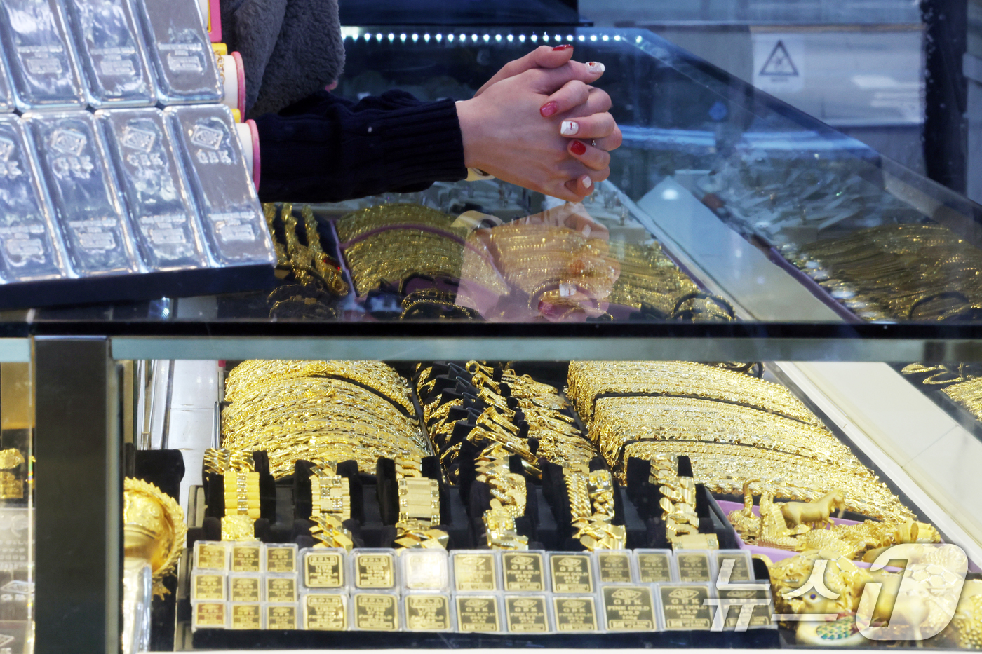 (서울=뉴스1) 황기선 기자 = 31일 서울시내 한 귀금속 전문점에 금 제품이 진열돼 있다.2025년 달러 신뢰가 흔들리면서 다른 안전자산인 금 가격이 폭등했다. 올해 국제 금 가 …