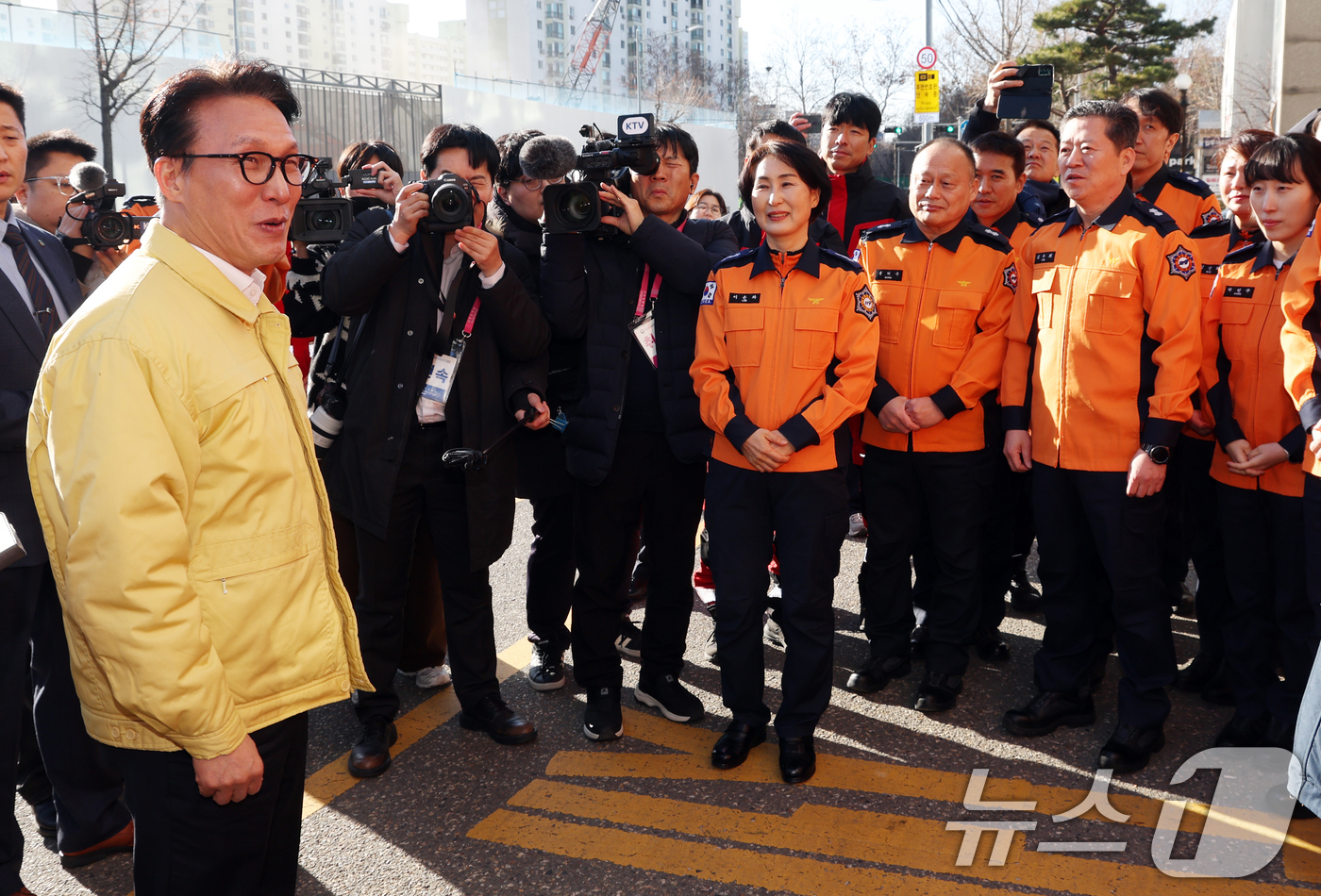 (서울=뉴스1) 김명섭 기자 = 김민석 국무총리가 31일 서울 양천구 양천소방서를 방문해 현장점검을 마치고 직원들을 격려하고 있다.  2025.12.31/뉴스1