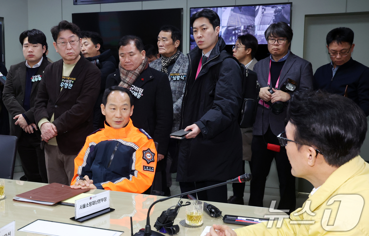 (서울=뉴스1) 김명섭 기자 = 김민석 국무총리가 31일 서울 양천구 양천소방서를 방문해 현장점검을 하고 있는 가운데 양천구 시의원·구의원들이 지켜보고 있다.  2025.12.31 …