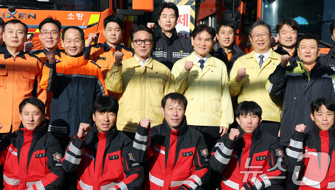 (서울=뉴스1) 김명섭 기자 = 김민석 국무총리가 31일 서울 양천구 양천소방서를 방문해 현장점검을 마치고 직원들과 기념촬영을 하고 있다.  2025.12.31/뉴스1