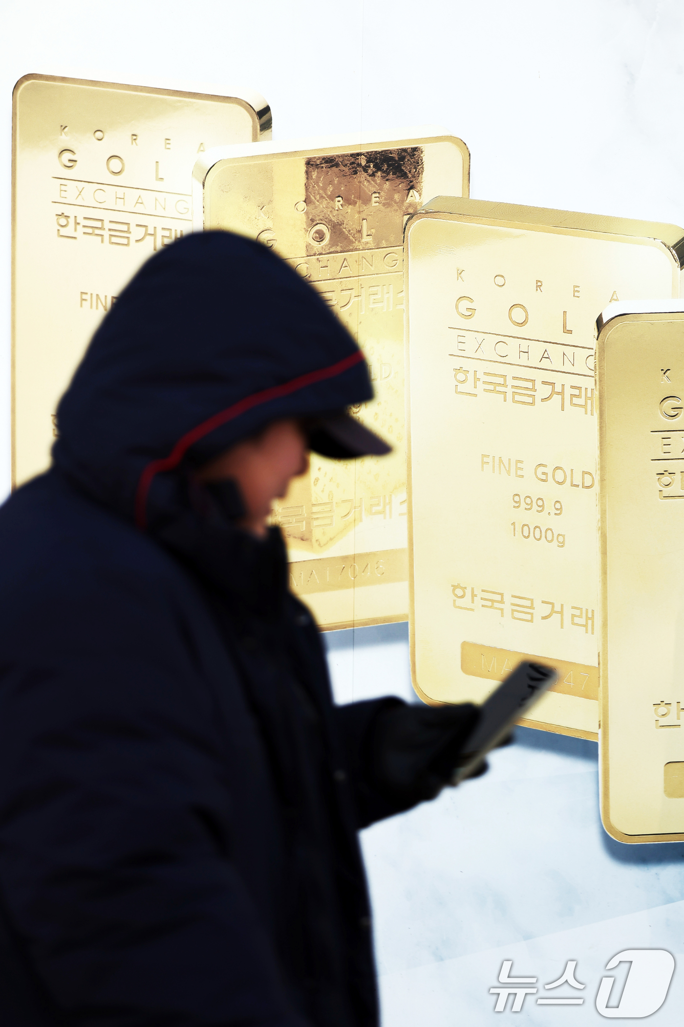 (서울=뉴스1) 황기선 기자 = 31일 서울 종로구 한국금거래소 종로본점 앞으로 시민이 지나가고 있다.2025년 달러 신뢰가 흔들리면서 다른 안전자산인 금 가격이 폭등했다. 올해 …