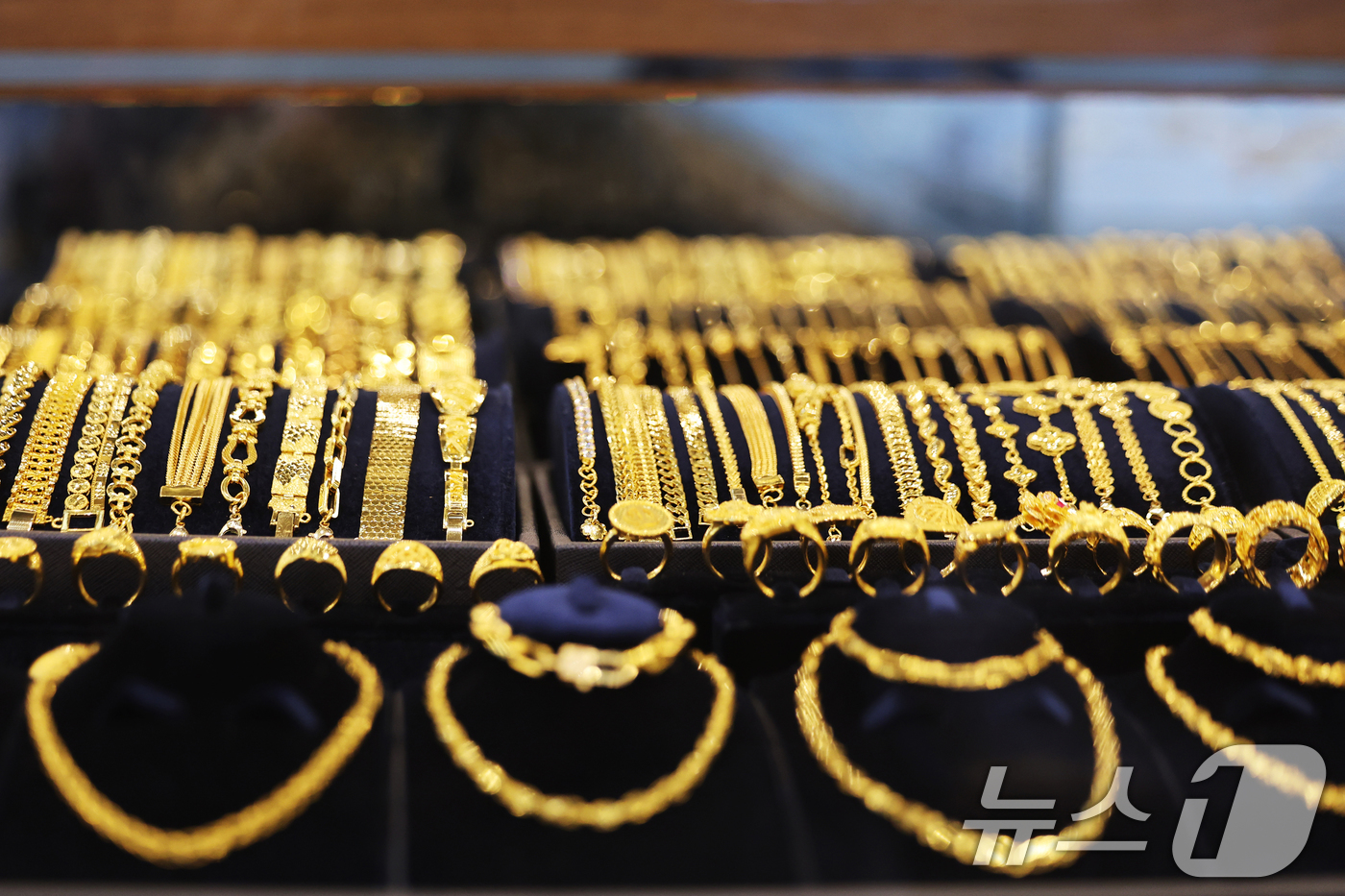 (서울=뉴스1) 황기선 기자 = 31일 서울시내 한 귀금속 전문점에 금 제품이 진열돼 있다.2025년 달러 신뢰가 흔들리면서 다른 안전자산인 금 가격이 폭등했다. 올해 국제 금 가 …