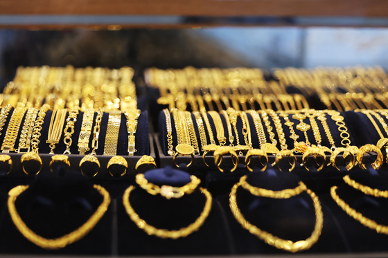 올해 안전자산에 자금 몰렸다… 금값 70% 상승