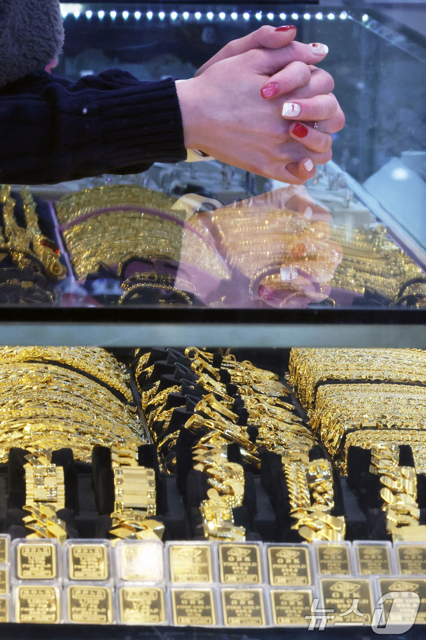 (서울=뉴스1) 황기선 기자 = 31일 서울시내 한 귀금속 전문점에 금 제품이 진열돼 있다.2025년 달러 신뢰가 흔들리면서 다른 안전자산인 금 가격이 폭등했다. 올해 국제 금 가 …