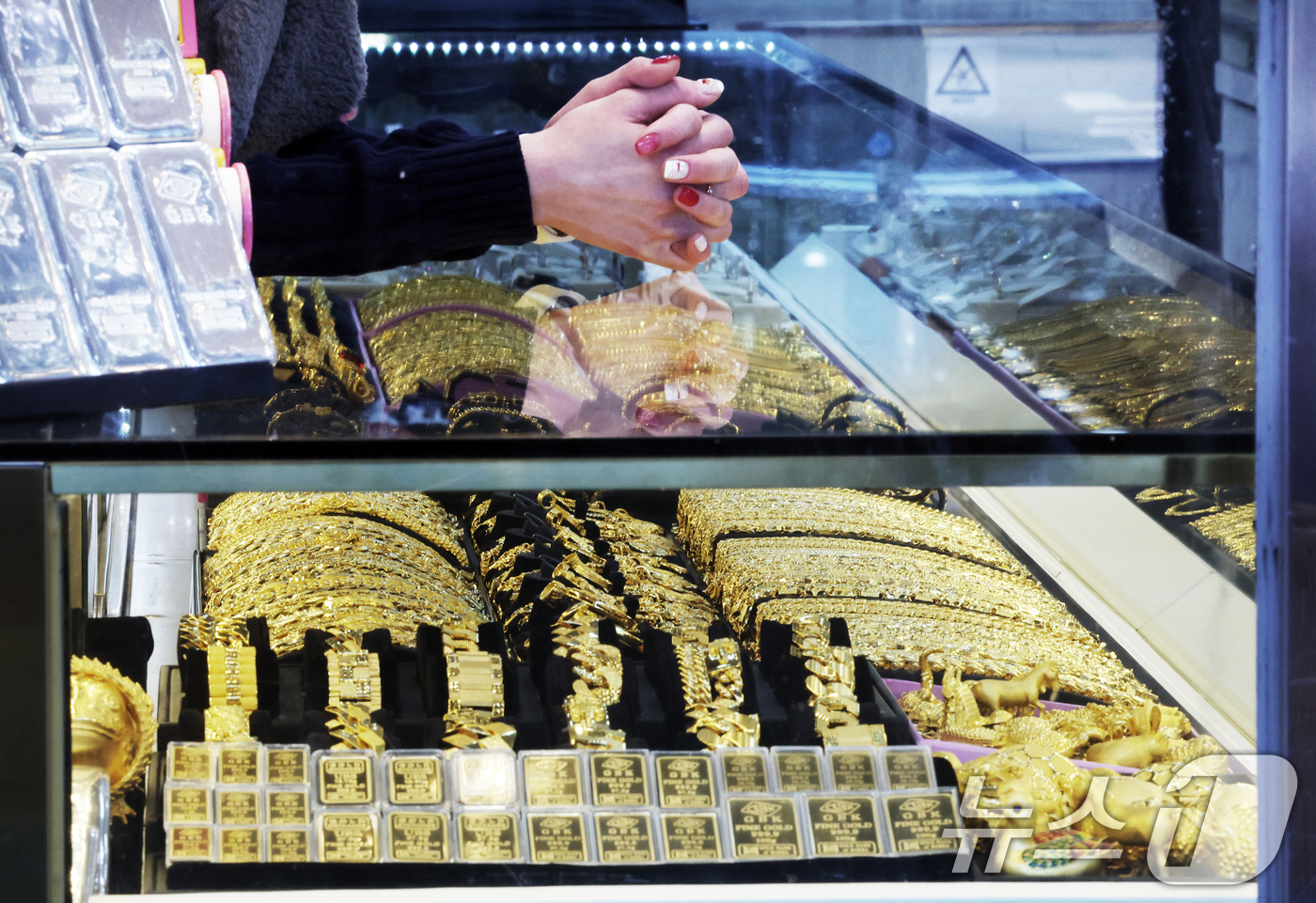 (서울=뉴스1) 황기선 기자 = 31일 서울시내 한 귀금속 전문점에 금 제품이 진열돼 있다.2025년 달러 신뢰가 흔들리면서 다른 안전자산인 금 가격이 폭등했다. 올해 국제 금 가 …