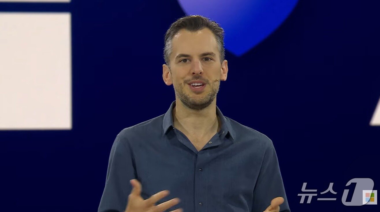 본문 이미지 - 마이크 크리거 앤트로픽 최고제품책임자(CPO)가 마이크로소프트 이그나이트 2025에 등장해 발언하고 있다. 지난해 이그나이트 행사에 샘 올트먼 오픈AI CEO를 비롯해 오픈AI 관계자는 등장하지 않았다.(마이크로소프트 공식 유튜브 영상 갈무리)