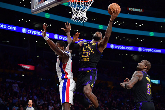 '킹' 르브론, 41번째 생일에 한숨…극심한 슛 난조로 패배 빌미