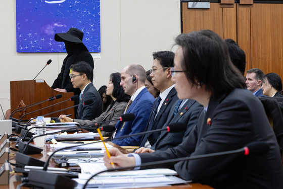 쿠팡 연석청문회 '온몸 가리고 피해 진술하는 참고인'