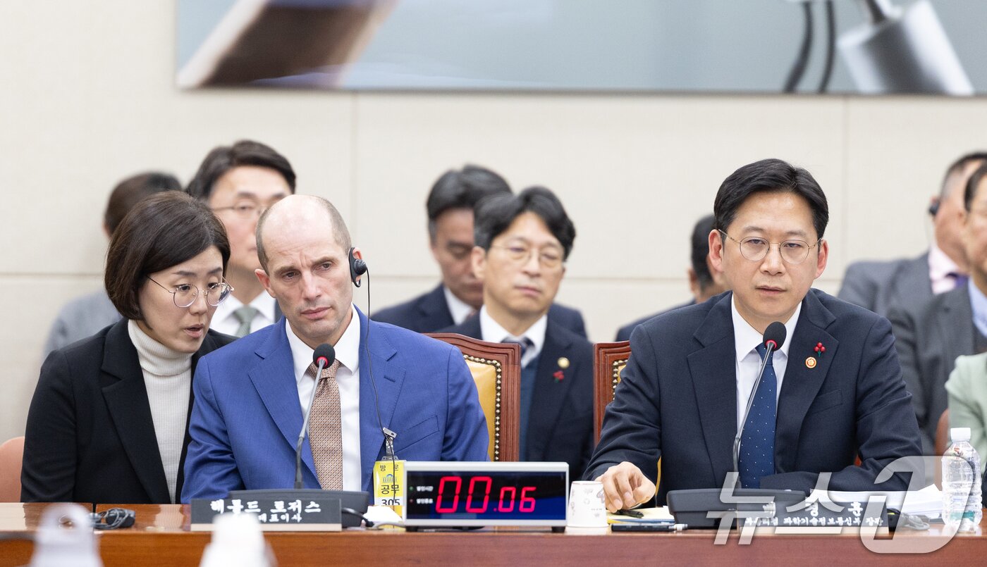 본문 이미지 - 배경훈 과학기술정보통신부 장관 겸 부총리(오른쪽)와 해롤드 로저스 쿠팡 대표가 31일 서울 여의도 국회에서 열린 제430회국회(임시회) 쿠팡 침해사고 및 개인정보 유출, 불공정 거래, 노동환경 실태 파악과 재발방지 대책 마련을 위한 연석 청문회에 출석한 모습. 2025.12.31/뉴스1 ⓒ News1 이승배 기자