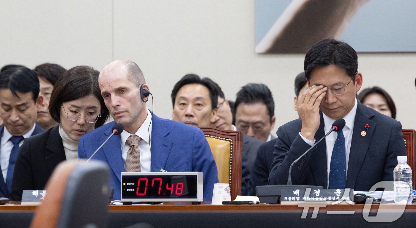 본문 이미지 - 배경훈 과학기술정보통신부 장관 겸 부총리가 31일 서울 여의도 국회에서 열린 제430회국회(임시회) 쿠팡 침해사고 및 개인정보 유출, 불공정 거래, 노동환경 실태 파악과 재발방지 대책 마련을 위한 연석 청문회에 출석해 안경을 고쳐쓰고 있다. 2025.12.31/뉴스1 ⓒ News1 이승배 기자