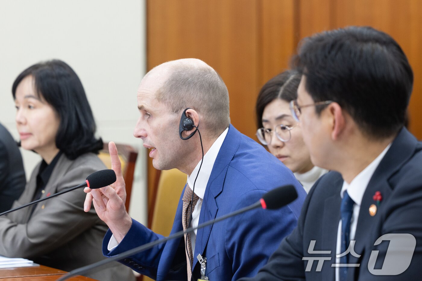 본문 이미지 - 해롤드 로저스 쿠팡 대표이사가 31일 서울 여의도 국회에서 열린 제430회국회(임시회) 쿠팡 침해사고 및 개인정보 유출, 불공정 거래, 노동환경 실태 파악과 재발방지 대책 마련을 위한 연석 청문회에 출석해 의원 질의에 답변하고 있다. 이를 배경훈 과학기술정보통신부 장관 겸 부총리(오른쪽)가 바라보고 있다. 2025.12.31/뉴스1 ⓒ News1 이승배 기자