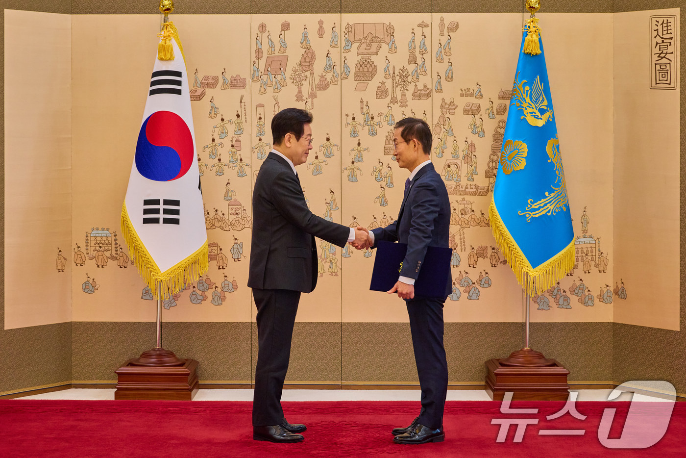 (서울=뉴스1) 이재명 기자 = 이재명 대통령이 31일 청와대에서 김호철 감사원장에게 임명장을 수여하고 있다. (청와대 제공. 재판매 및 DB 금지) 2025.12.31/뉴스1