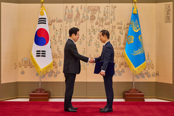 이재명 대통령, 김호철 감사원장에게 임명장 수여