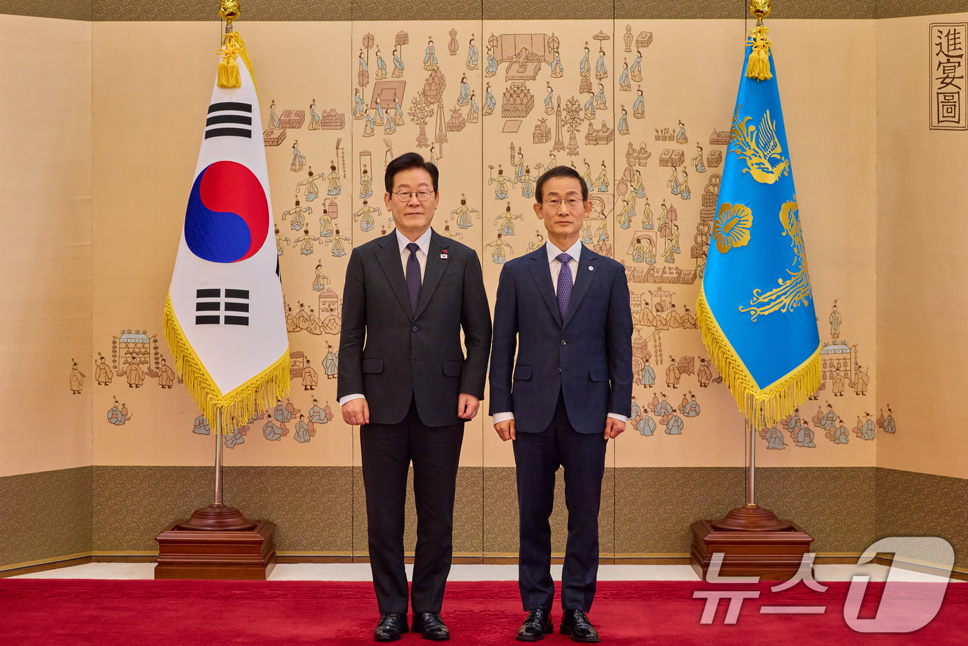 (서울=뉴스1) 이재명 기자 = 이재명 대통령이 31일 청와대에서 김호철 감사원장에게 임명장을 수여한 후 기념촬영을 하고 있다. (청와대 제공. 재판매 및 DB 금지) 2025.1 …