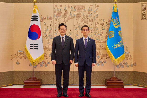 이재명 대통령, 김호철 감사원장에게 임명장 수여