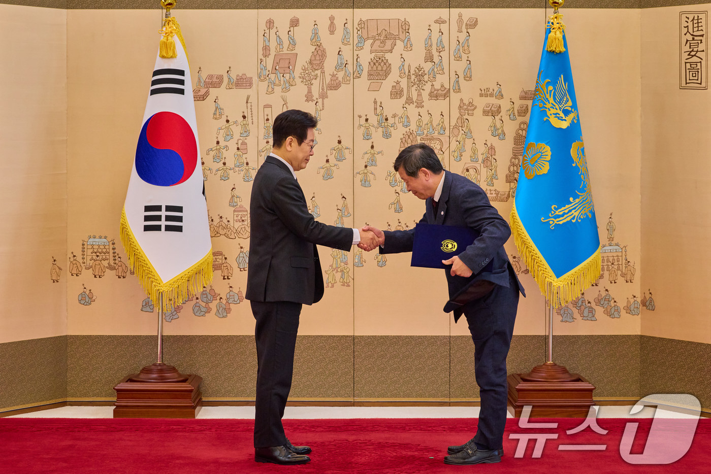 (서울=뉴스1) 이재명 기자 = 이재명 대통령이 31일 청와대에서 박수근 중앙노동위원장에게 임명장을 수여하고 있다. (청와대 제공. 재판매 및 DB 금지) 2025.12.31/뉴스 …