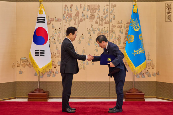 이재명 대통령, 박수근 중앙노동위원장에게 임명장 수여