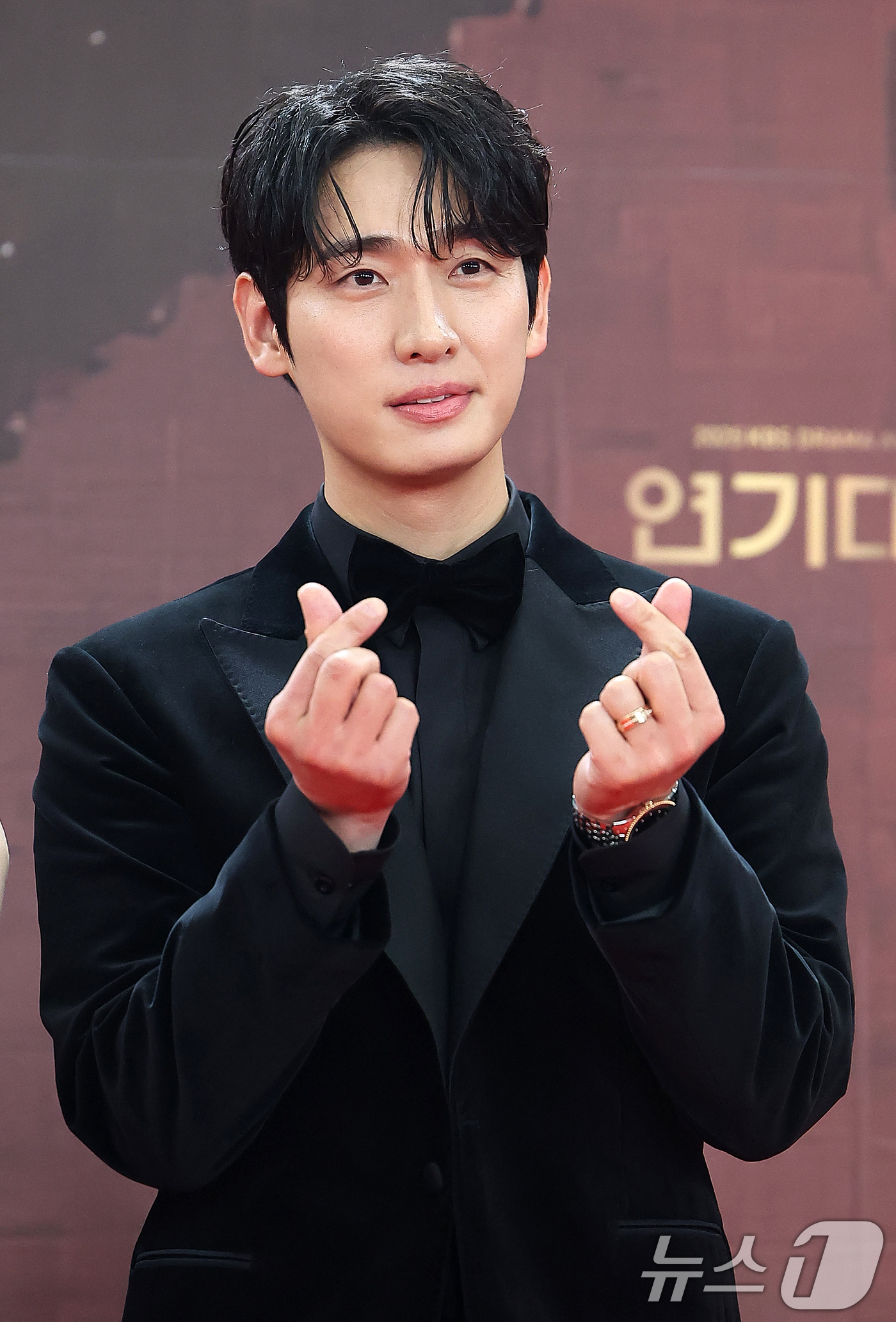 (서울=뉴스1) 김진환 기자 = 배우 윤박이 31일 오후 서울 영등포구 KBS 신관에서 진행된 ‘2025 KBS 연기대상’ 레드카펫 행사에서 포즈를 취하고 있다. 2025.12.3 …