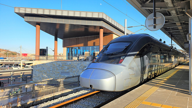 동해선 KTX-이음 개통 첫날 2000명 탑승…인기 뜨겁다