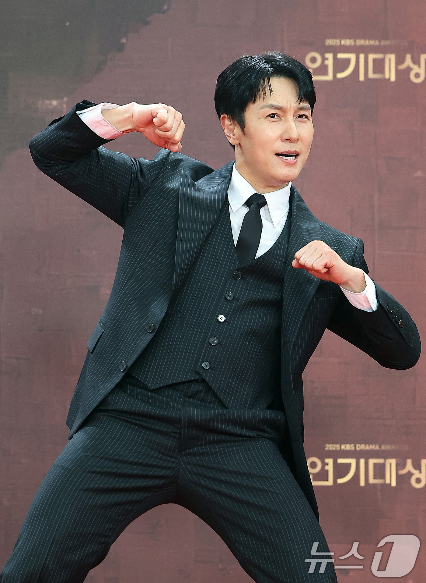 (서울=뉴스1) 김진환 기자 = 배우 김동완이 31일 오후 서울 영등포구 KBS 신관에서 진행된 ‘2025 KBS 연기대상’ 레드카펫 행사에서 포즈를 취하고 있다. 2025.12. …