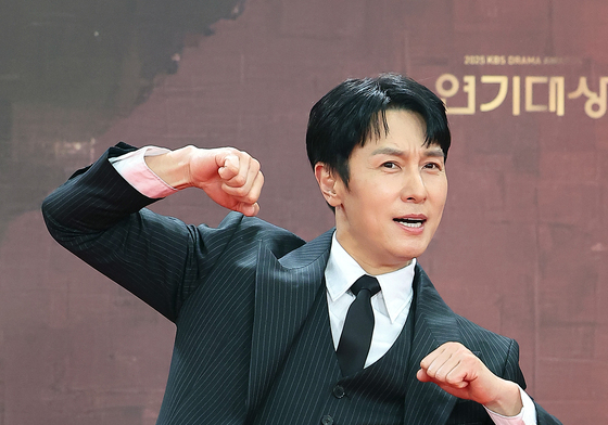 김동완, 눈물의 조연상…"한 번 더 기회 주신다면" [KBS 연기대상]