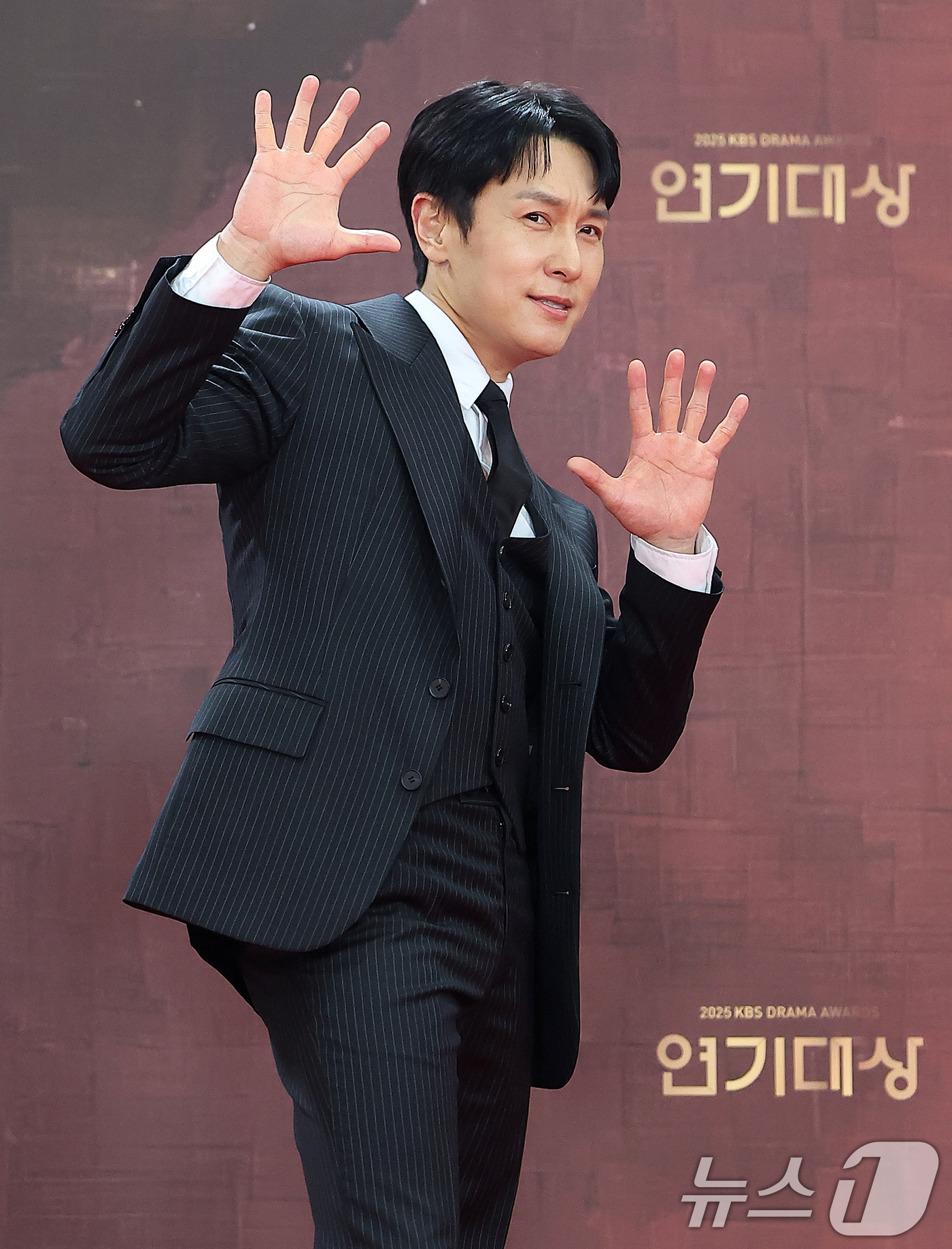 (서울=뉴스1) 김진환 기자 = 배우 김동완이 31일 오후 서울 영등포구 KBS 신관에서 진행된 ‘2025 KBS 연기대상’ 레드카펫 행사에서 포즈를 취하고 있다. 2025.12. …