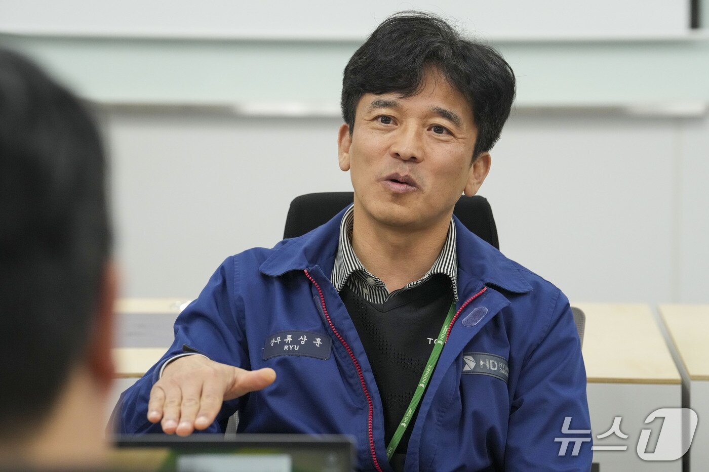 본문 이미지 -  협동로봇에 대해 설명 중인 HD현대삼호의 류상훈 상무.(HD현대삼호 제공) 2025.12.30.