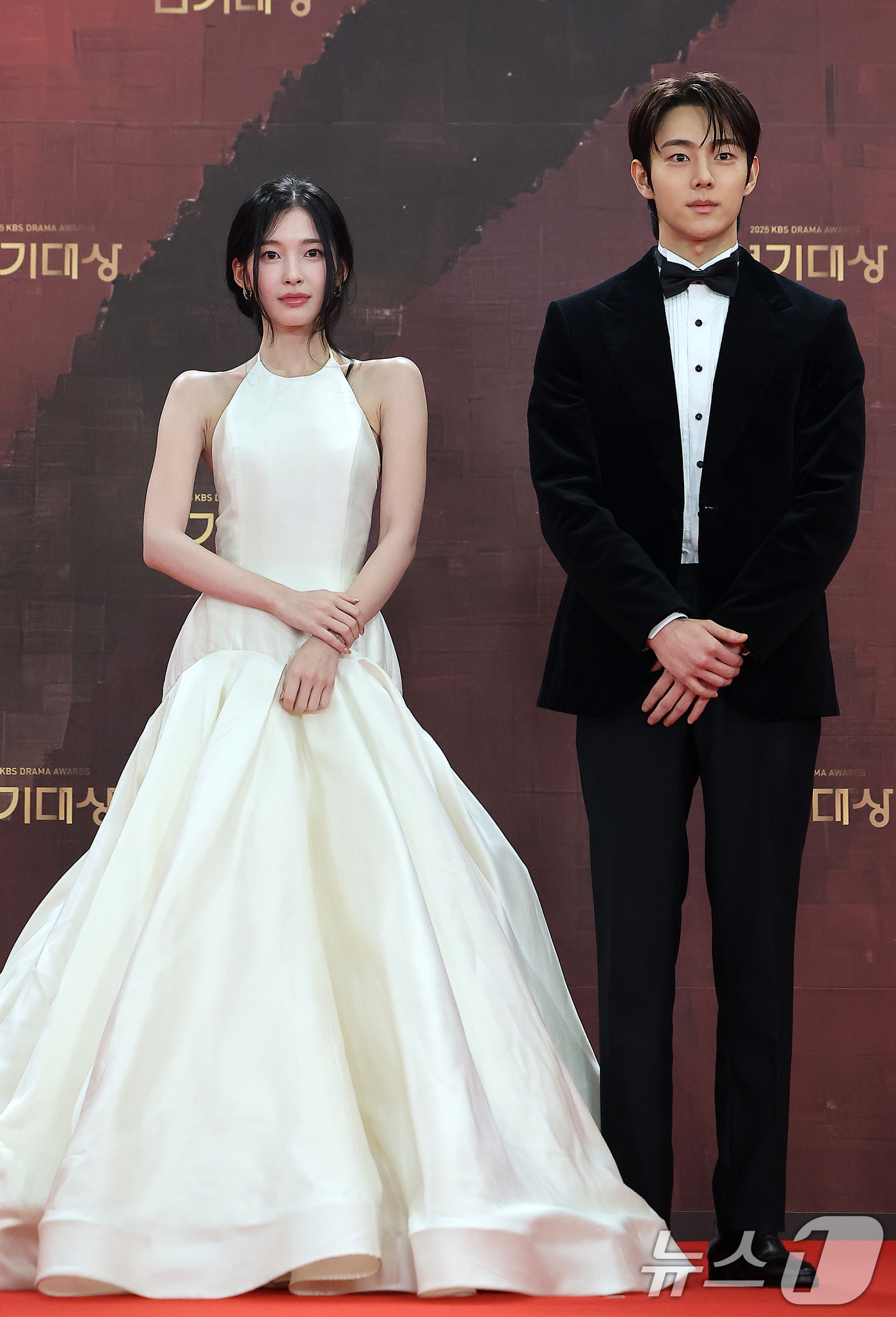 (서울=뉴스1) 김진환 기자 = 배우 아린과 유정후가 31일 오후 서울 영등포구 KBS 신관에서 진행된 ‘2025 KBS 연기대상’ 레드카펫 행사에서 포즈를 취하고 있다. 2025 …