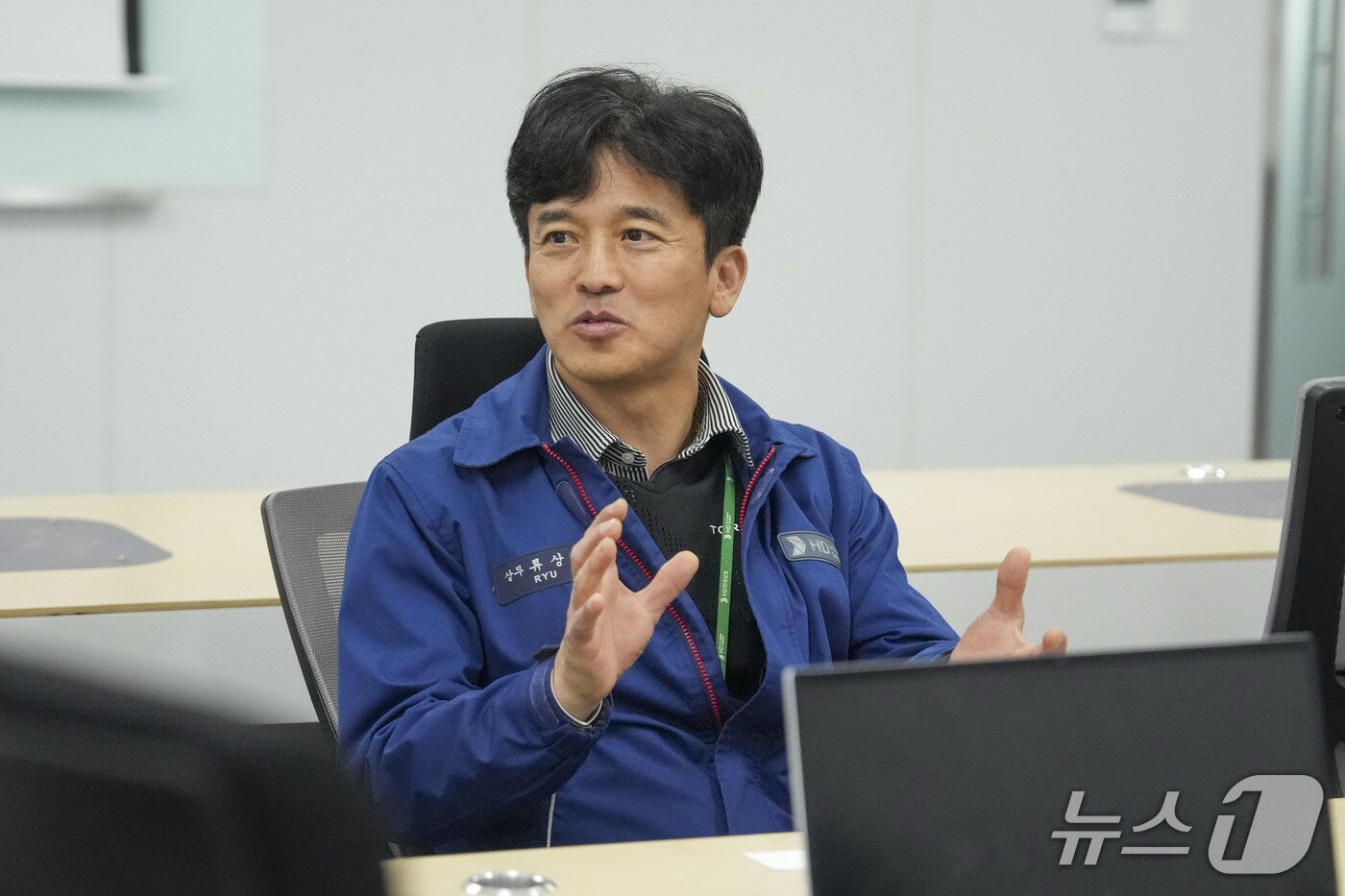 본문 이미지 -   협동로봇에 대해 설명 중인 HD현대삼호의 류상훈 상무.(HD현대삼호 제공) 2025.12.30.