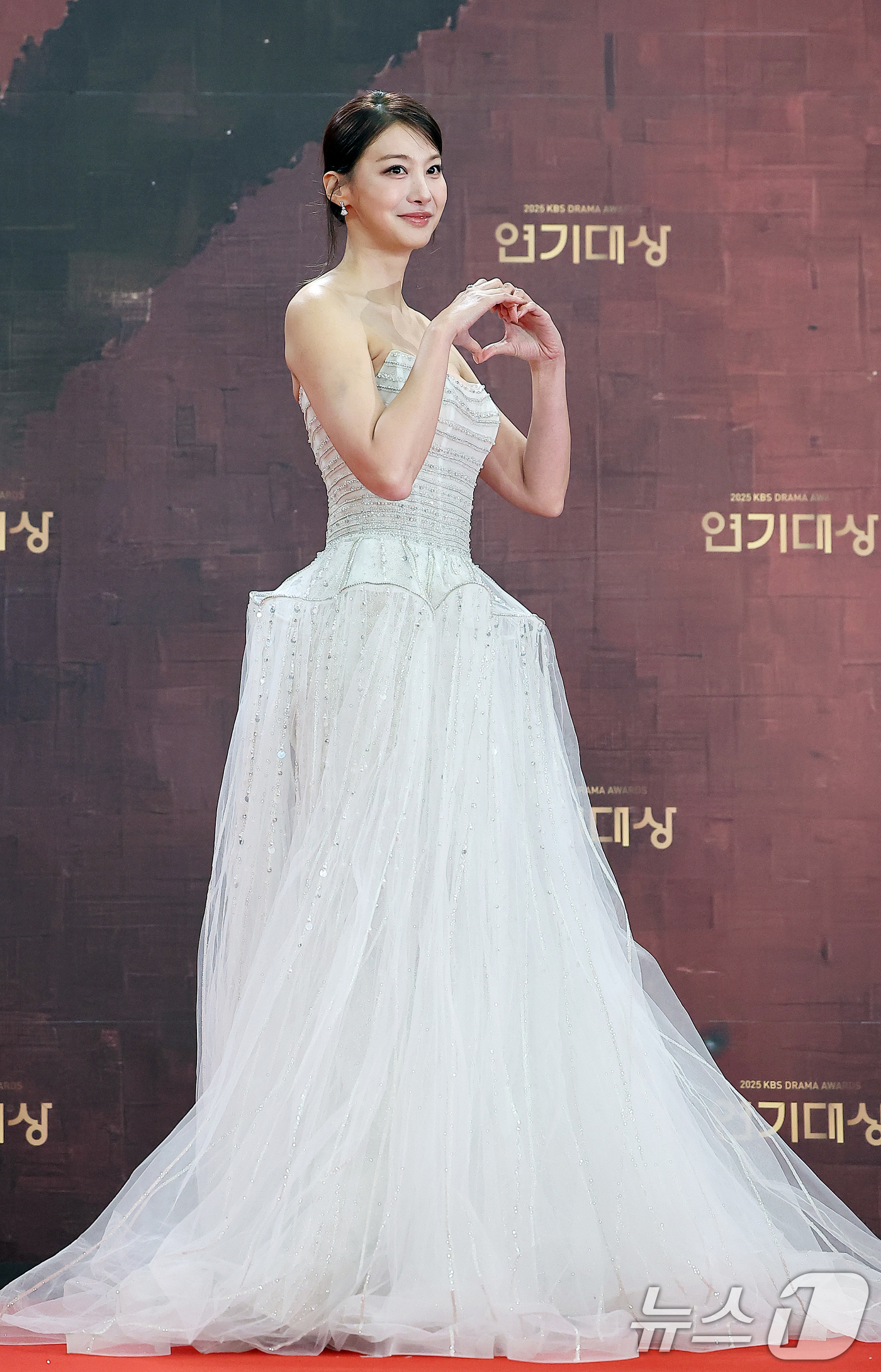 (서울=뉴스1) 김진환 기자 = 배우 유인영이 31일 오후 서울 영등포구 KBS 신관에서 진행된 ‘2025 KBS 연기대상’ 레드카펫 행사에서 포즈를 취하고 있다. 2025.12. …