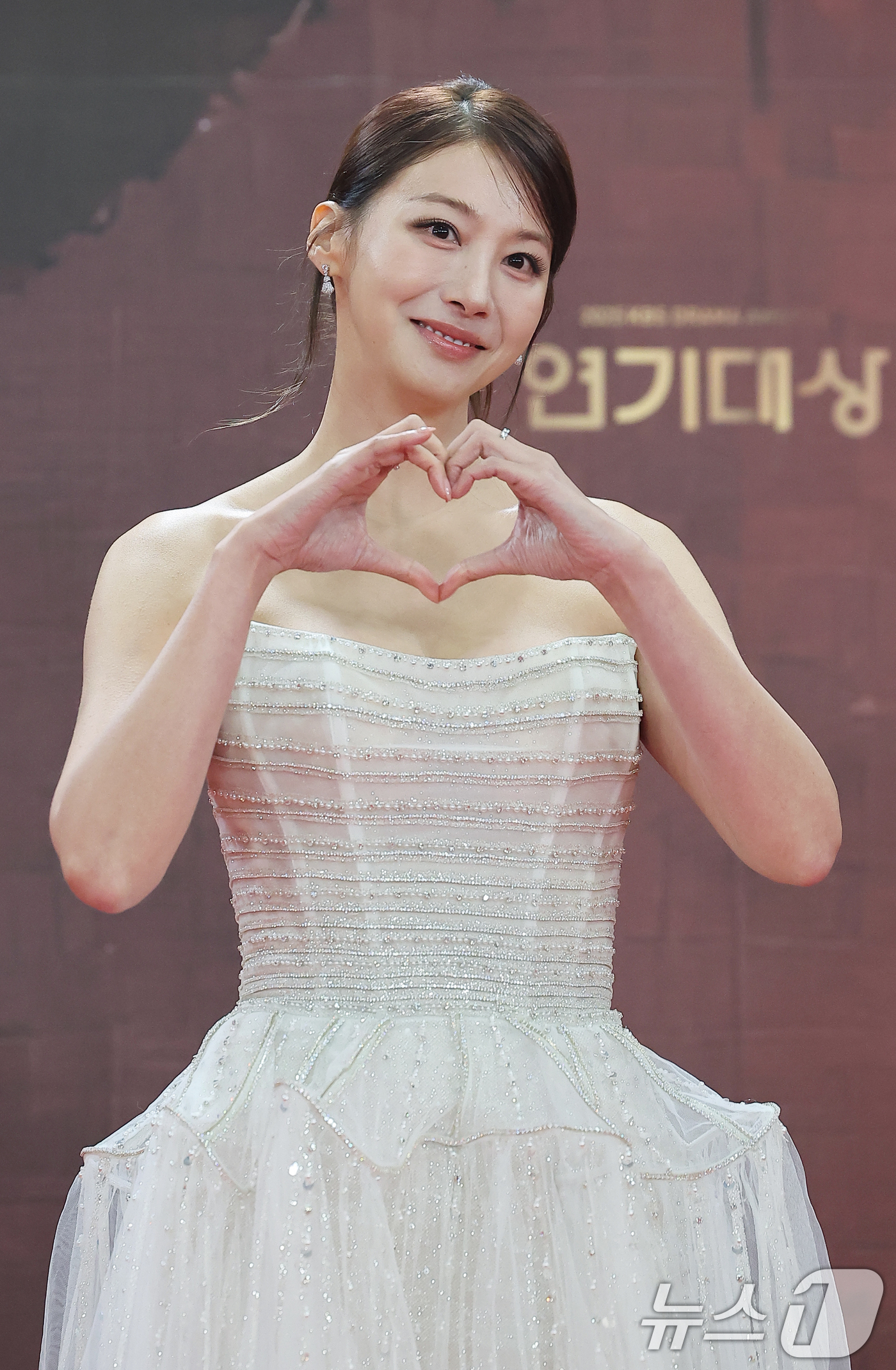 (서울=뉴스1) 김진환 기자 = 배우 유인영이 31일 오후 서울 영등포구 KBS 신관에서 진행된 ‘2025 KBS 연기대상’ 레드카펫 행사에서 포즈를 취하고 있다. 2025.12. …