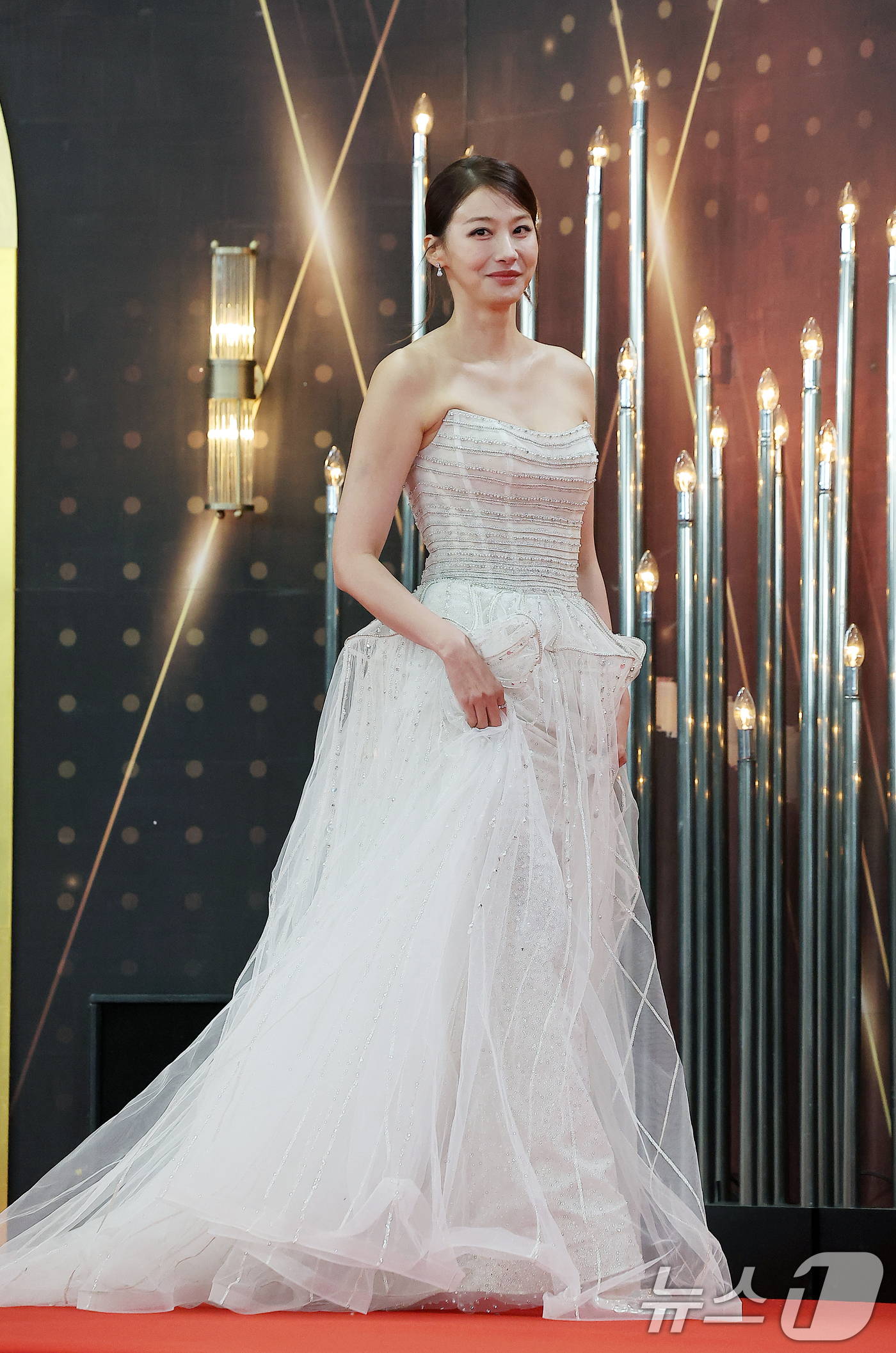 (서울=뉴스1) 김진환 기자 = 배우 유인영이 31일 오후 서울 영등포구 KBS 신관에서 진행된 ‘2025 KBS 연기대상’ 레드카펫 행사에 참석하고 있다. 2025.12.31/뉴 …