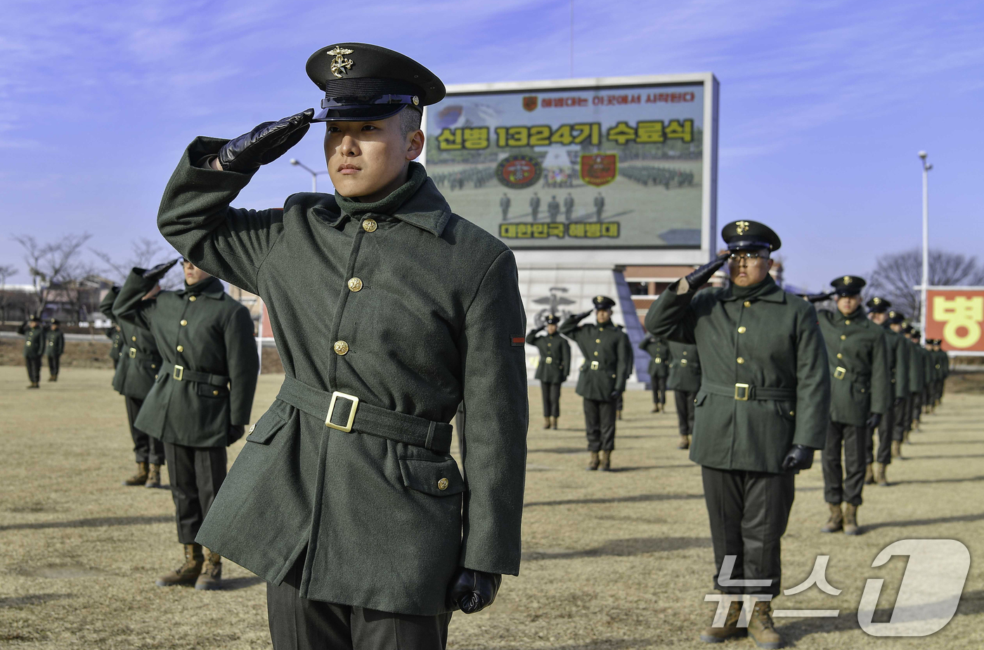 (포항=뉴스1) 최창호 기자 = 31일 경북 포항시 남구 해병대 교육훈련단 연병장에서 올해 마지막 신병 1324기(382명) 수료식이 거행됐다.수료식에서 신병들이 경례하고 있다. …