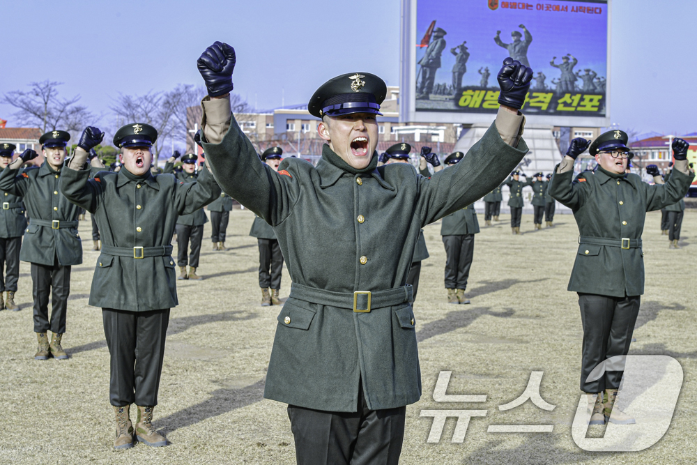 (포항=뉴스1) 최창호 기자 = 31일 경북 포항시 남구 해병대 교육훈련단 연병장에서 올해 마지막 신병 1324기(382명) 수료식이 거행됐다.수료식에서 해병자격을 받은 신병들이 …