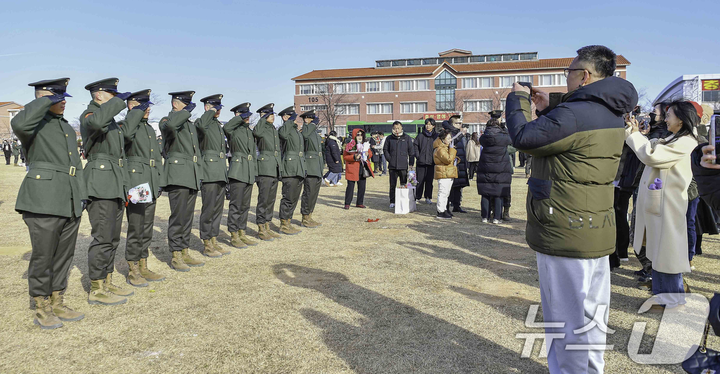 (포항=뉴스1) 최창호 기자 = 31일 경북 포항시 남구 해병대 교육훈련단 연병장에서 올해 마지막 신병 1324기(382명) 수료식이 거행됐다.수료식 마친 신병들이 부모님들께 경례 …