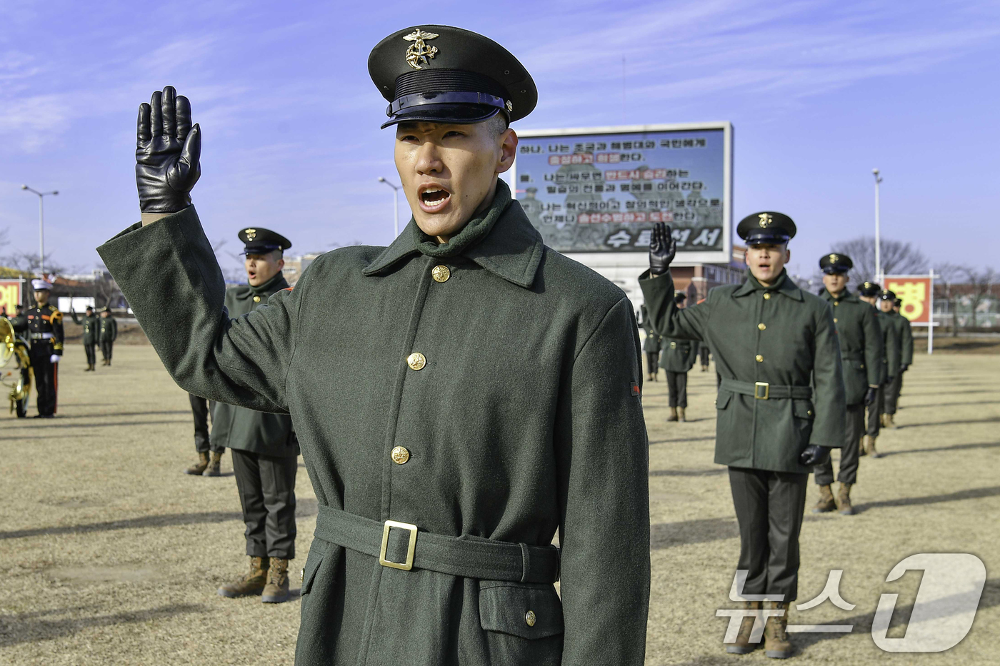 (포항=뉴스1) 최창호 기자 = 31일 경북 포항시 남구 해병대 교육훈련단 연병장에서 올해 마지막 신병 1324기(382명) 수료식이 거행됐다.수료식에 신병들이 해병대 선서를 하고 …