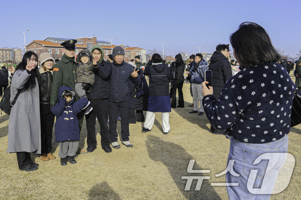 (포항=뉴스1) 최창호 기자 = 31일 경북 포항시 남구 해병대 교육훈련단 연병장에서 올해 마지막 신병 1324기(382명) 수료식이 거행됐다.수료식을 마친 신병과 가족들이 기념촬 …