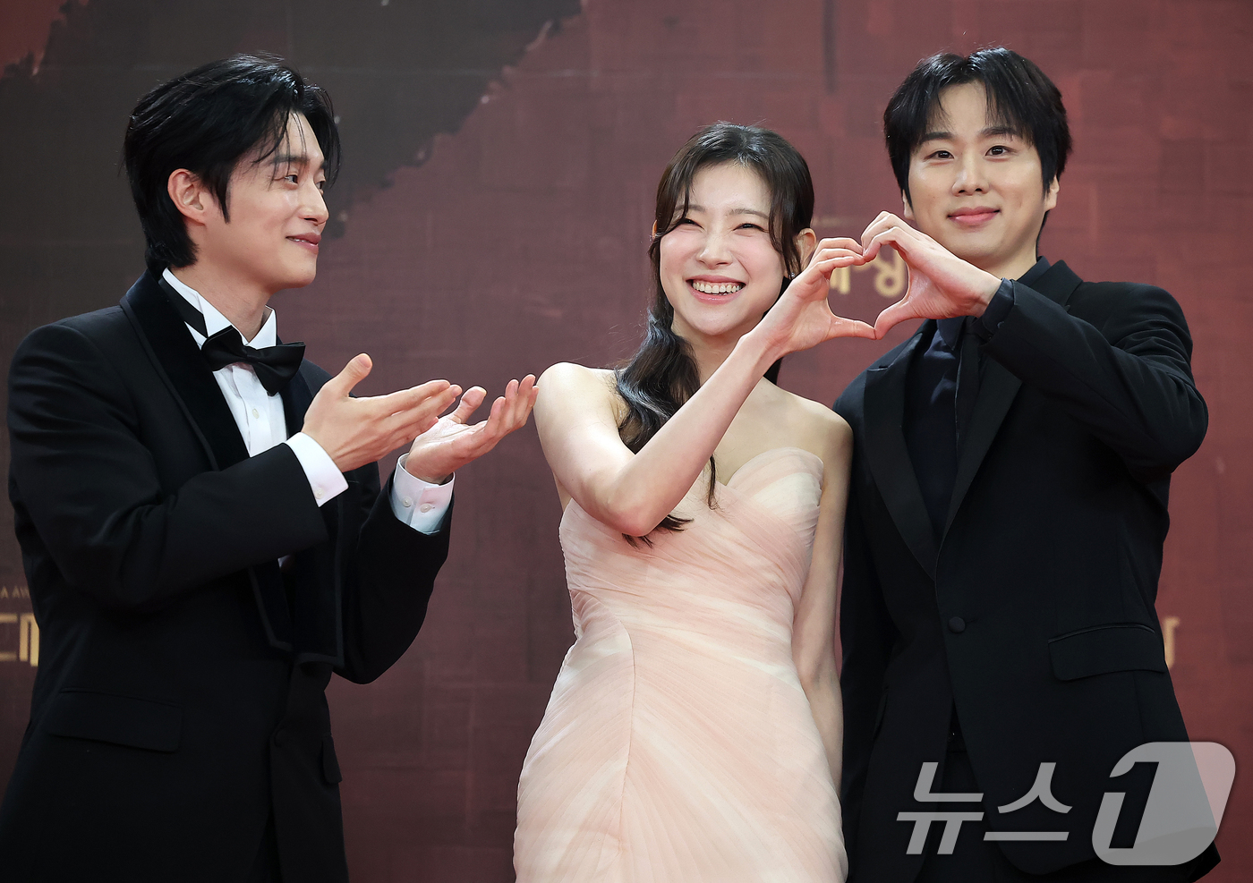 (서울=뉴스1) 김진환 기자 = 배우 양대혁(왼쪽부터), 김아영, 문동혁이 31일 오후 서울 영등포구 KBS 신관에서 진행된 ‘2025 KBS 연기대상’ 레드카펫 행사에서 포즈를 …