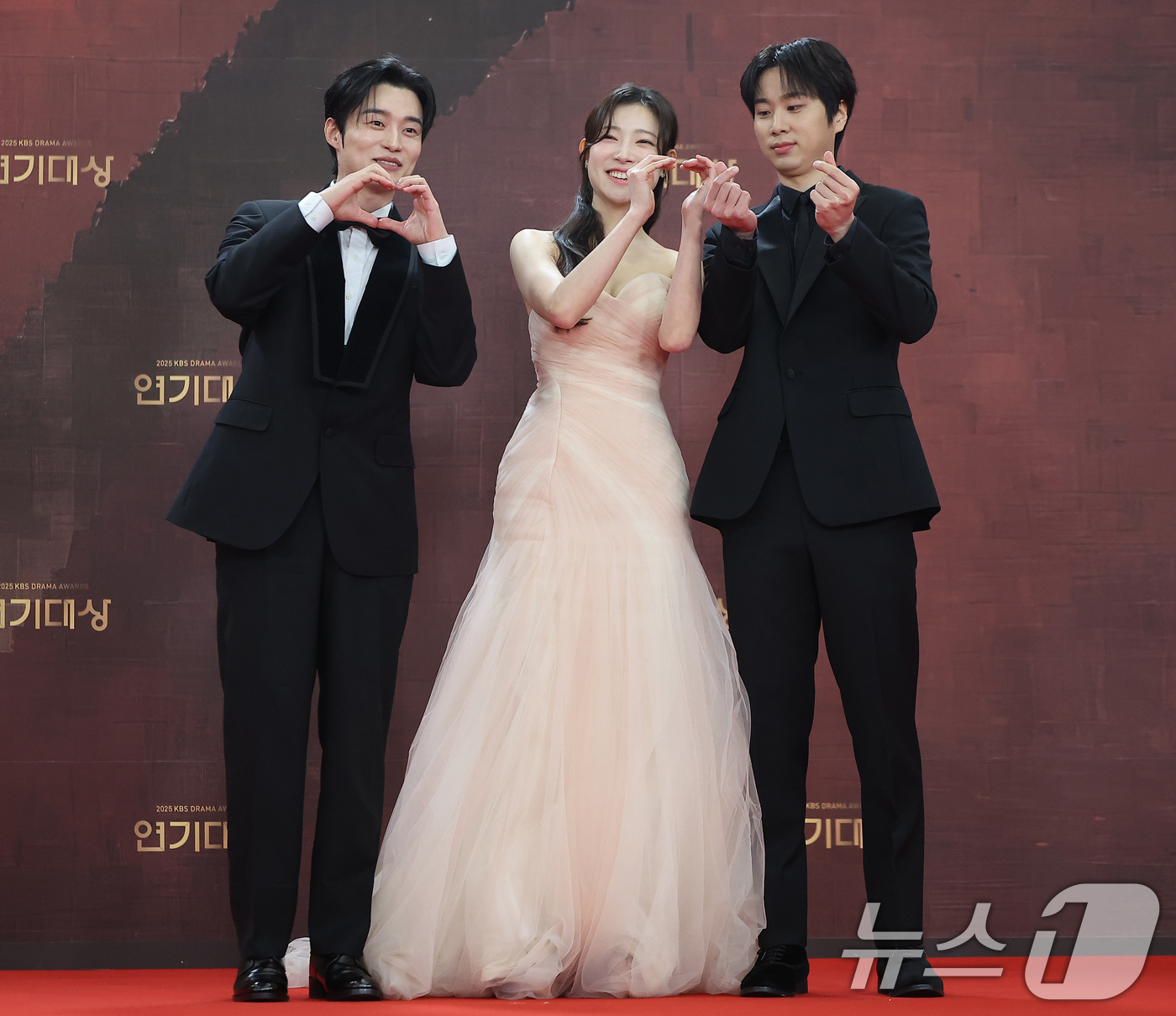 (서울=뉴스1) 김진환 기자 = 배우 양대혁(왼쪽부터), 김아영, 문동혁이 31일 오후 서울 영등포구 KBS 신관에서 진행된 ‘2025 KBS 연기대상’ 레드카펫 행사에서 포즈를 …