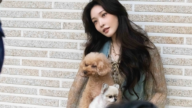 청하, 반려견과 함께 한 시즌그리팅 출시…수익금 기부