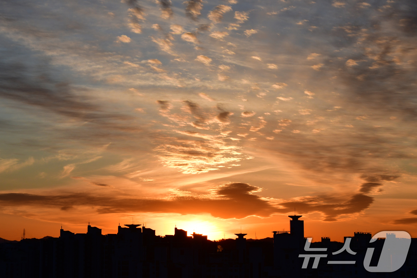 (포항=뉴스1) 최창호 기자 = 2025년 을사년(乙巳年) 마지막 날인 31일 경북 포항시 아파트 단지 서쪽으로 저녁 노을이 지고 있다. 2025.12.31/뉴스1