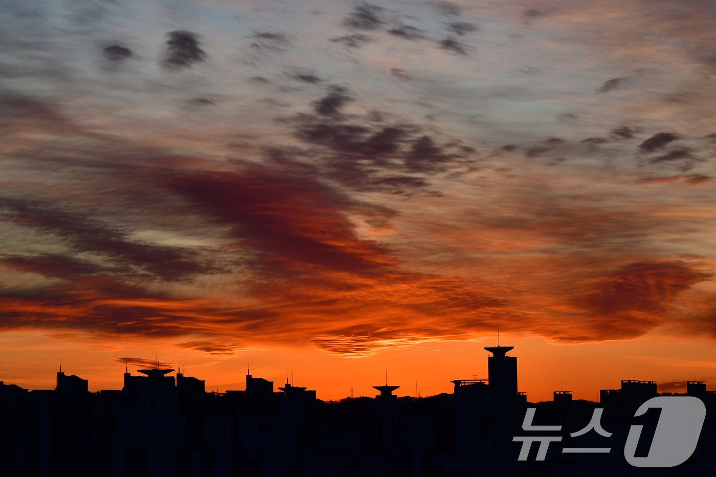 (포항=뉴스1) 최창호 기자 = 2025년 을사년(乙巳年) 마지막 날인 31일 경북 포항시 아파트 단지 서쪽으로 저녁 노을이 지고 있다. 2025.12.31/뉴스1