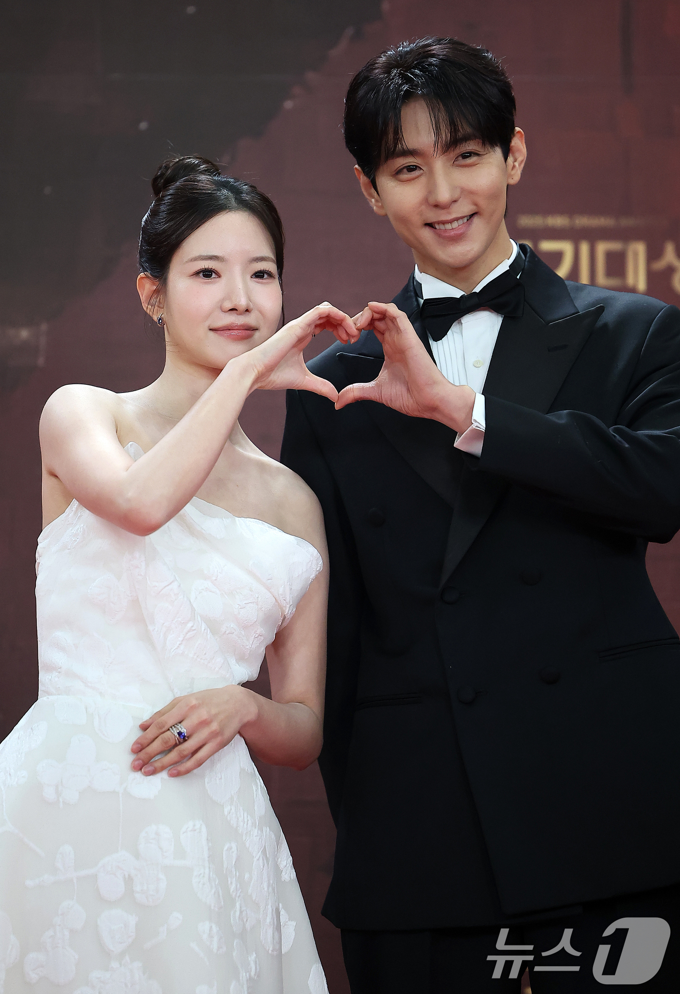 (서울=뉴스1) 김진환 기자 = 배우 하승리와 현우가 31일 오후 서울 영등포구 KBS 신관에서 진행된 ‘2025 KBS 연기대상’ 레드카펫 행사에서 포즈를 취하고 있다. 2025 …